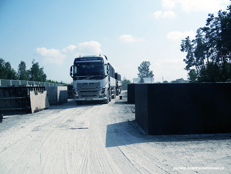 Transport szamb betonowych  w Strzegomiu